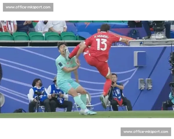 瓜帅怒批红牌判罚，米克尔力挺裁判：刘易斯抬脚动作引争议