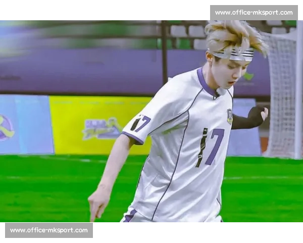 鹿晗 2025 巡演排练现解压新招：花式足球玩转舞台活力